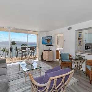 Beachfront Bliss: Oceanside Retreat With Central Dining Holiday home